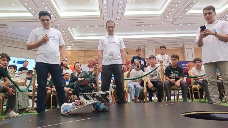 Aşgabatda Kids EXPO sergisiniň &ccedil;&auml;klerinde Sumo robot b&auml;sleşigi ge&ccedil;irildi